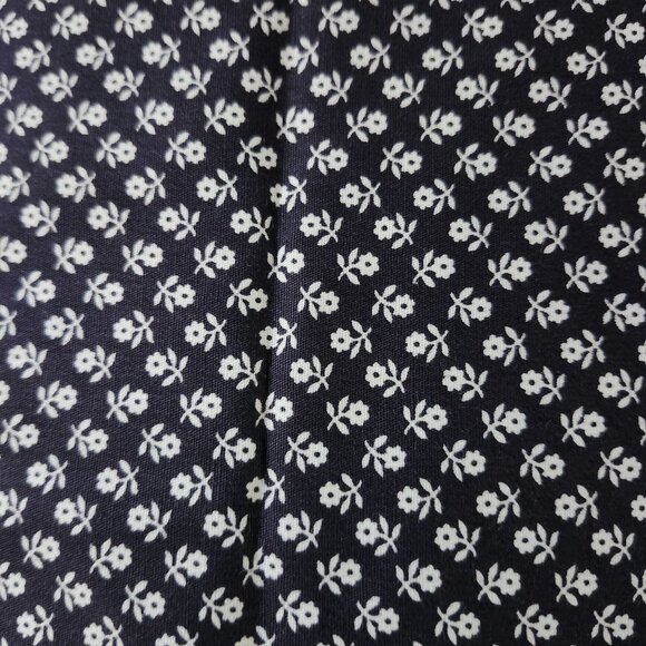 Black & White Floral Cotton Fabric 44x70" Sewing light weight - Picture 2 of 3